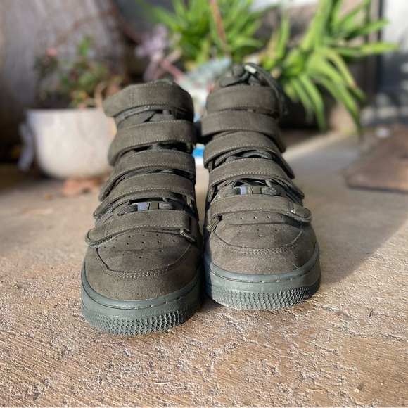 Billie Eillish Air Force 1 - Picture 2 of 5